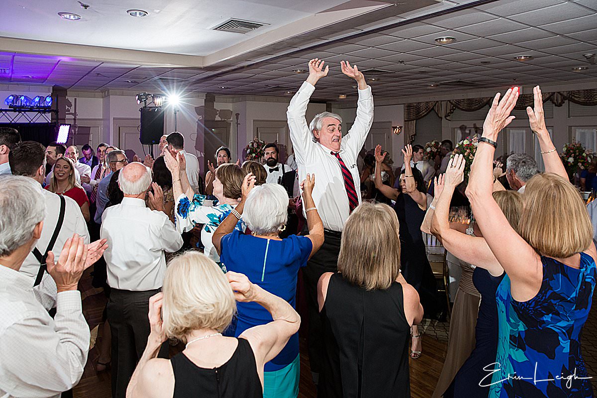 reception dancing | Brookside Country Club Wedding in Macungie PA by Harrisburg Photographer Photography by Erin Leigh
